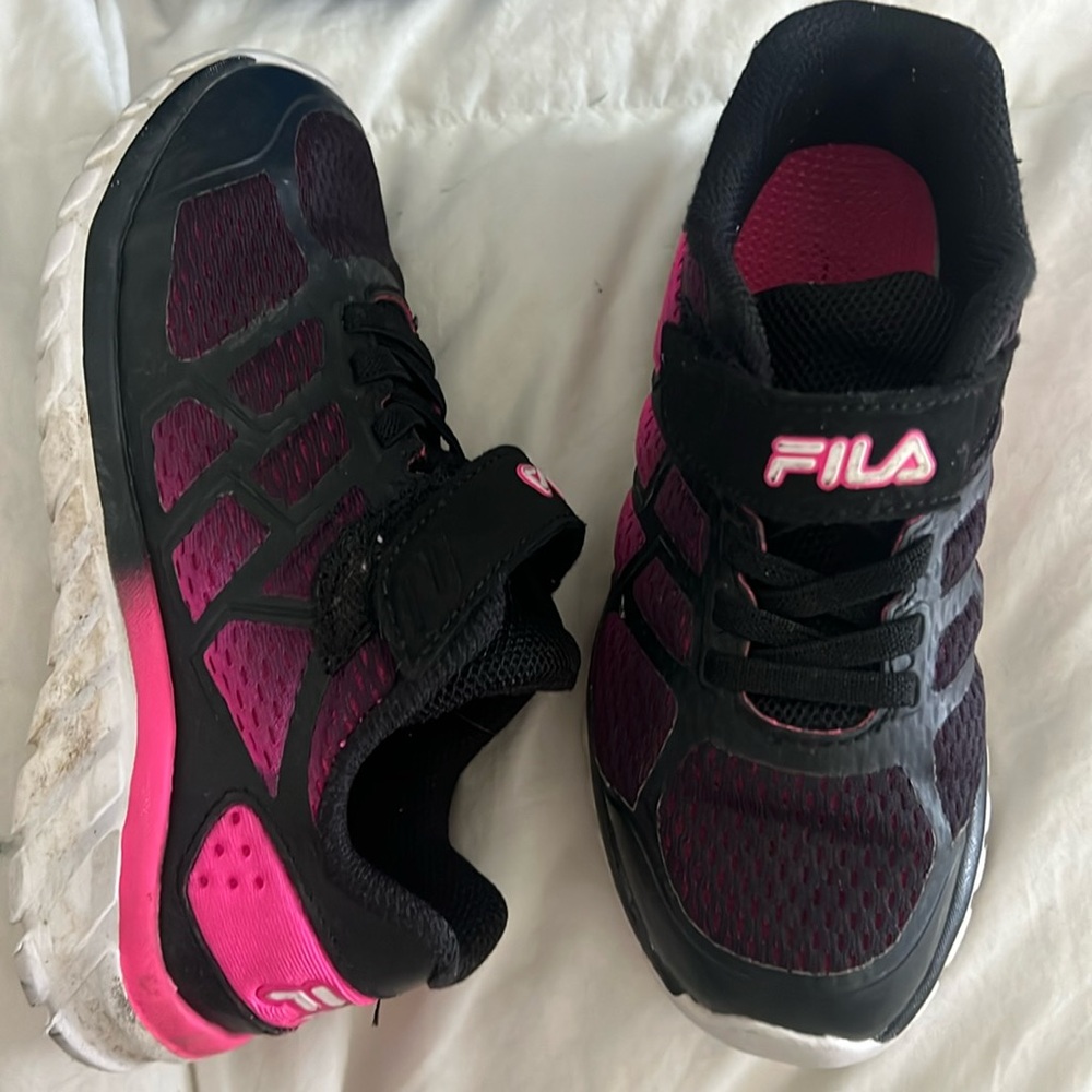 Tennis shoes